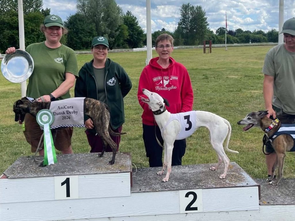 Nina en glad handler till&nbsp;Derbyvinnaren